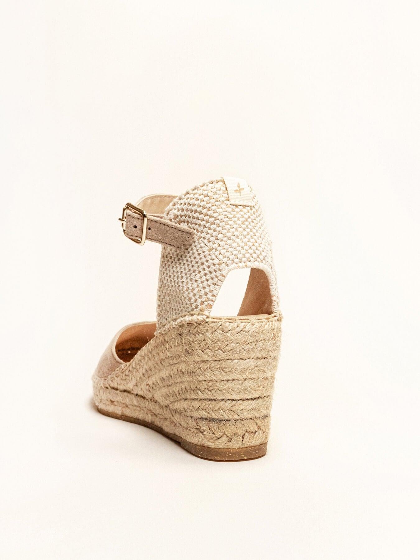 Jara Cuña Media Ante Piedra