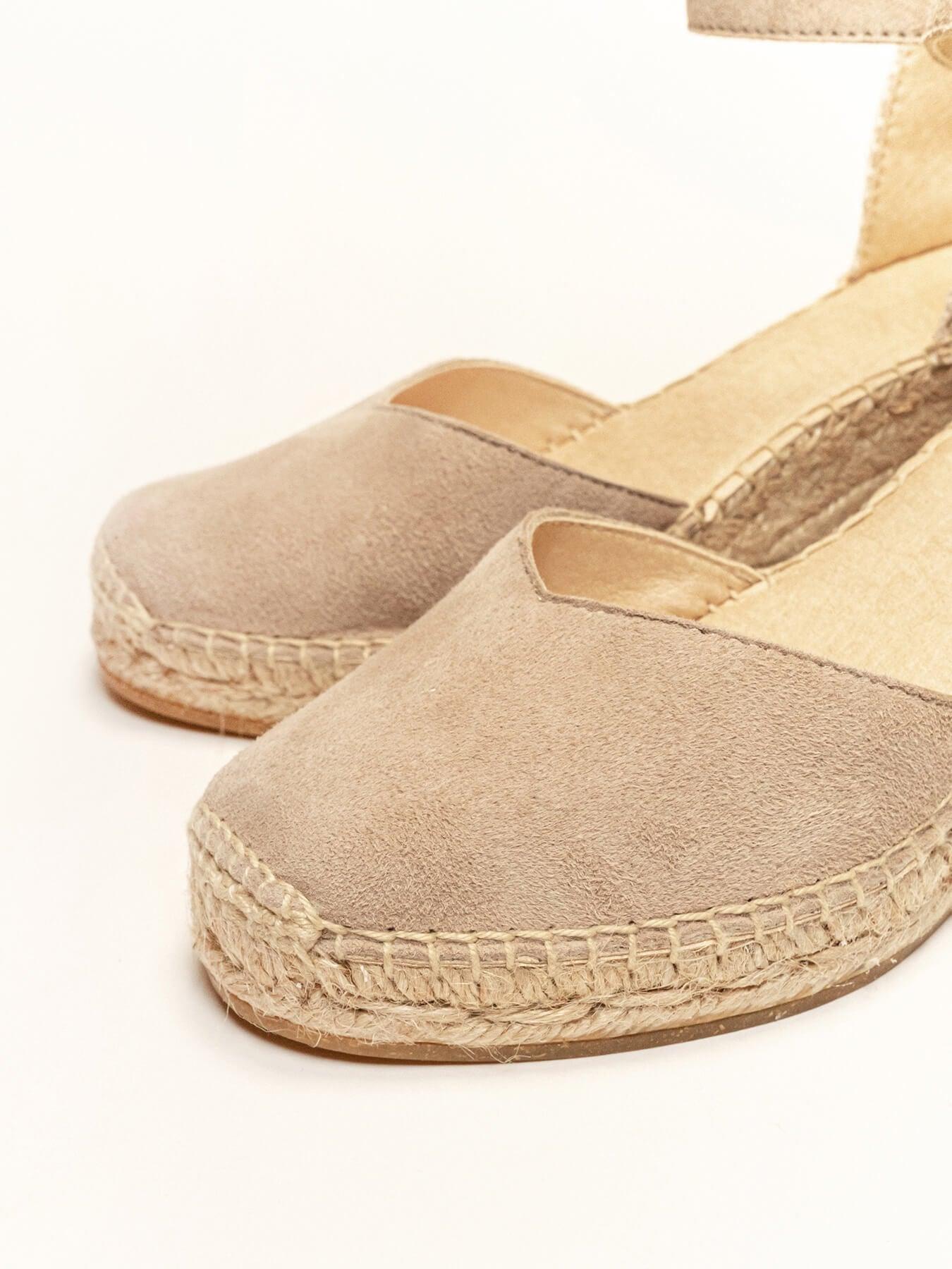 Jara Cuña Media Ante Piedra