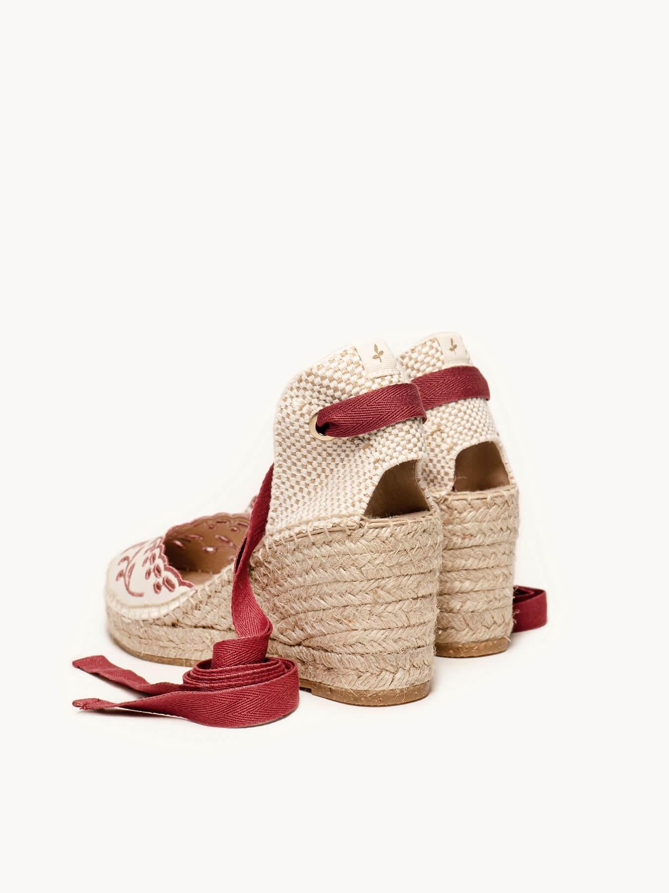 Romero cuña media de lona bordada granate