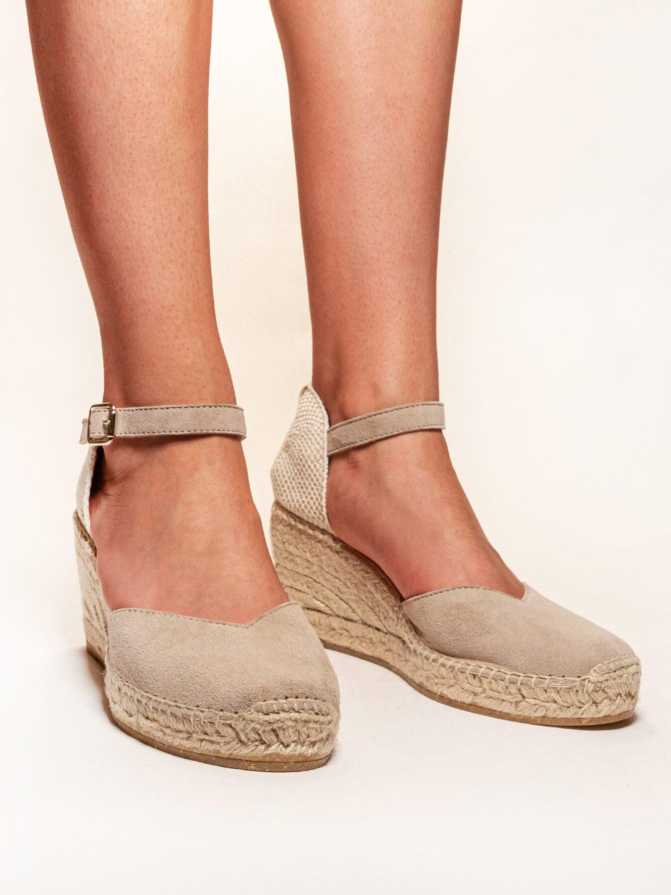 Jara Cuña Media Ante Piedra