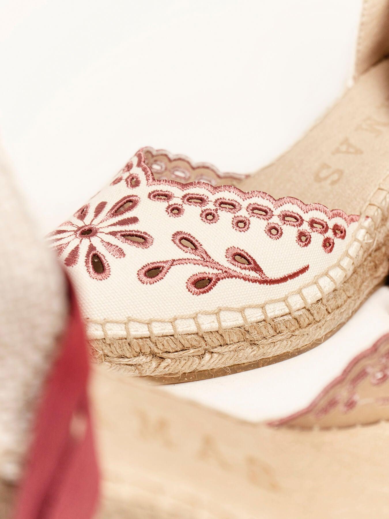 Romero cuña media de lona bordada granate