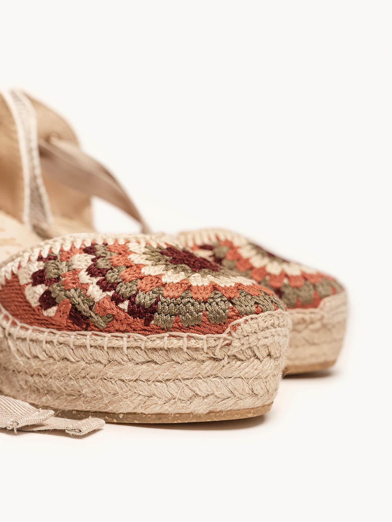 Romero Cuña Media Plataforma Rosetón Granate