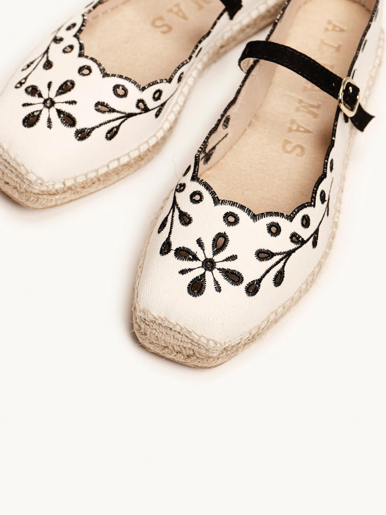 Campanilla Lona Bordada Negro