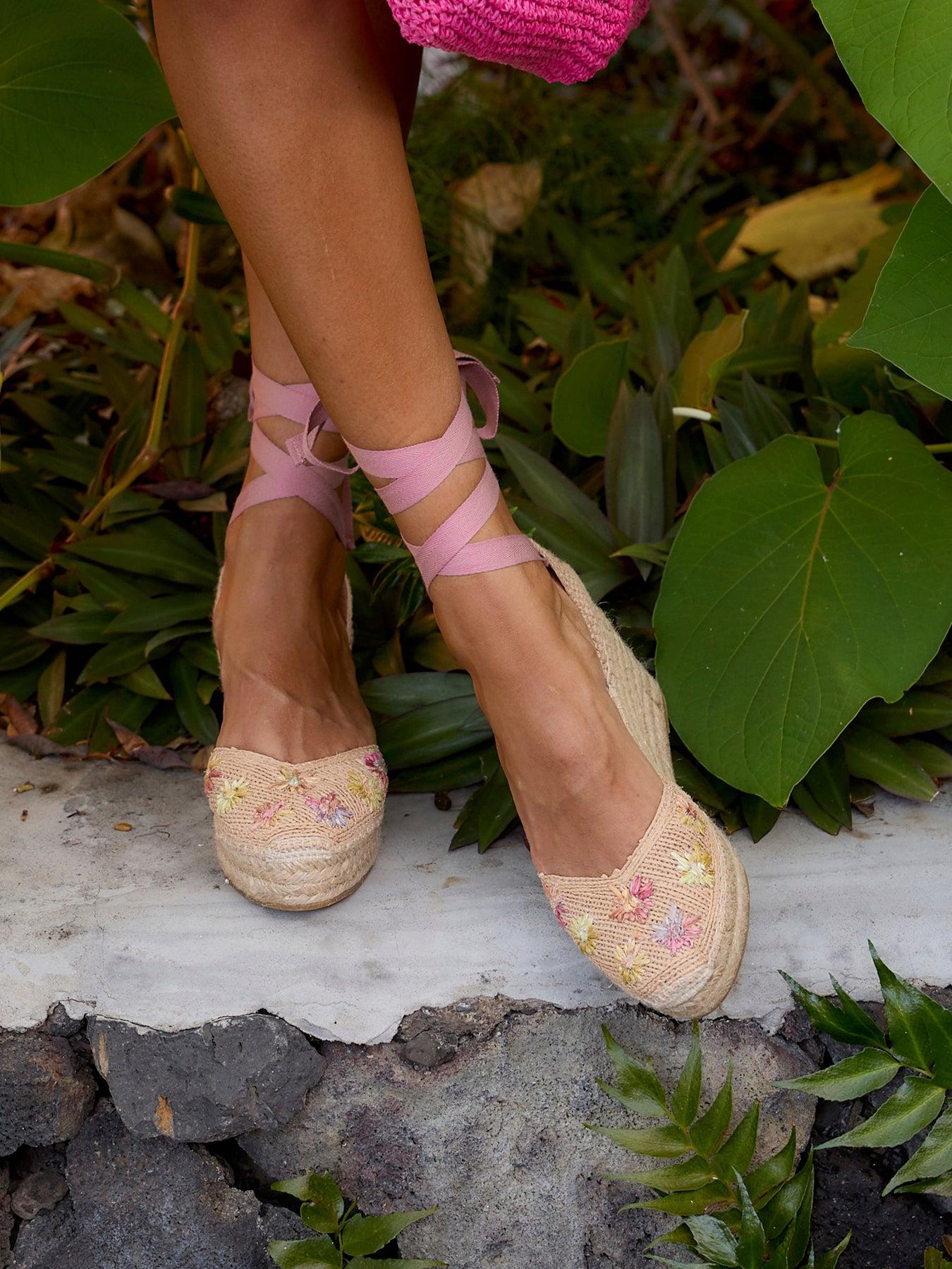 Romero Cuña Media Plataforma Rafia Flores Rosa Claro