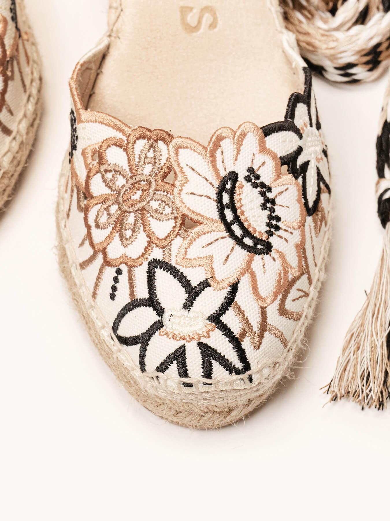 Romero Cuña Media Bordado Silvestre Arena